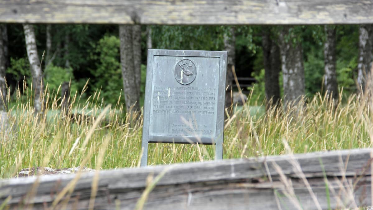 Laukon kartanon haassa Vesilahdella oleva valkohäntäpeuralle omistettu muistomerkki