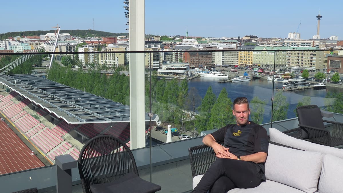 Kokki Arto Rastas istuu Tampereen keskustaan Ratinan kauppakeskukseen avaamansa ravintola Periscopen kattoterassilla auringonpaisteessa.