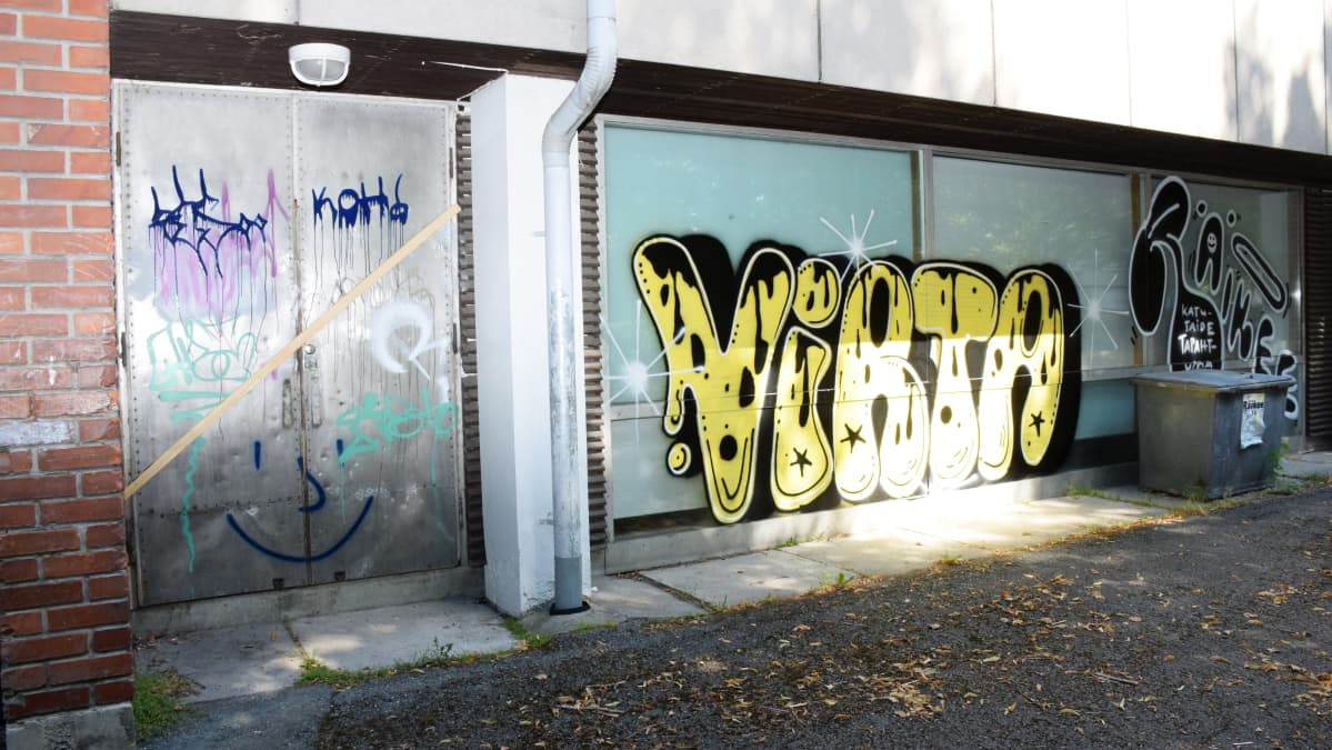 Graffitia Kaurialan koulun ulkoseinässä Hämeenlinnassa.