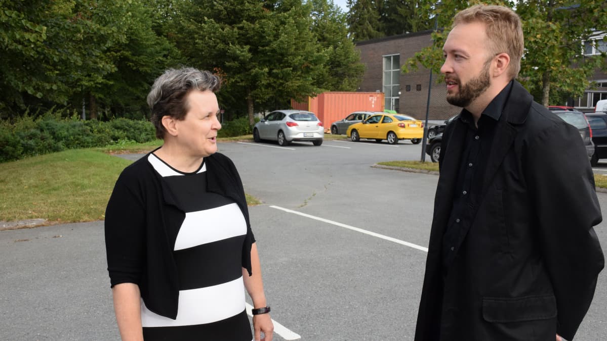 Nina Karasmaa ja Jaakko Kuha HAMKin Riihimäen kampuksen parkkipaikalla.