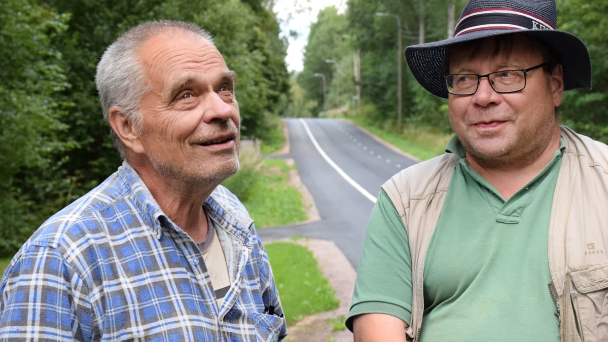 Simo Hänninen ja Jouko Eskelin Sattulantien varrella.