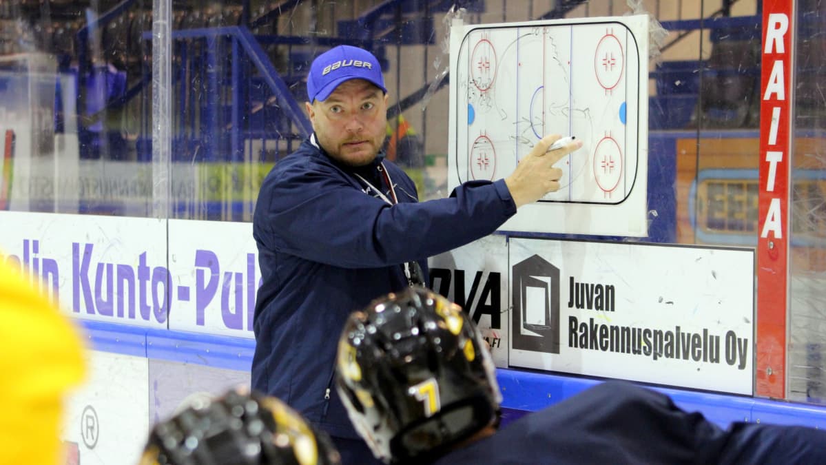 Mikkelin Jukureiden päävalmentaja Pekka Kangasalusta joukkueen harjoituksissa.