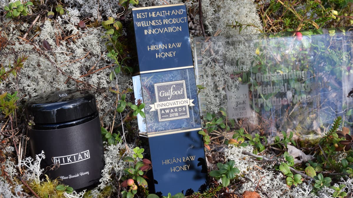 Hunajaa ja palkintoja.