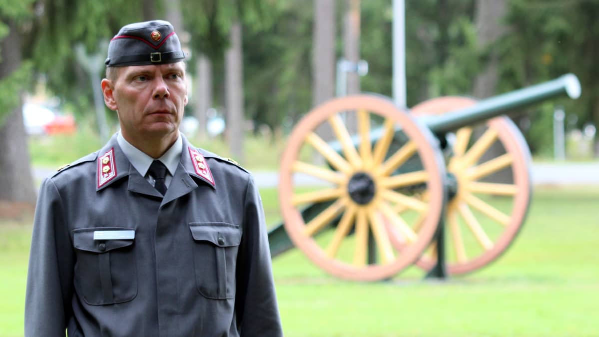 Osastoesiupseeri everstiluutnantti Mikko Saarelainen Maavoimien esikunnasta.