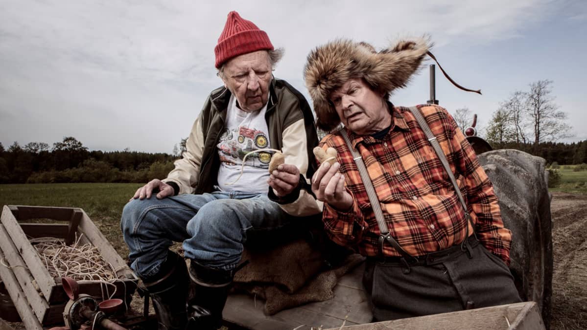 Sulevi Peltola ja Heikki Kinnunen elokuvassa 'Ilosia aikoja, Mielensäpahoittaja'.