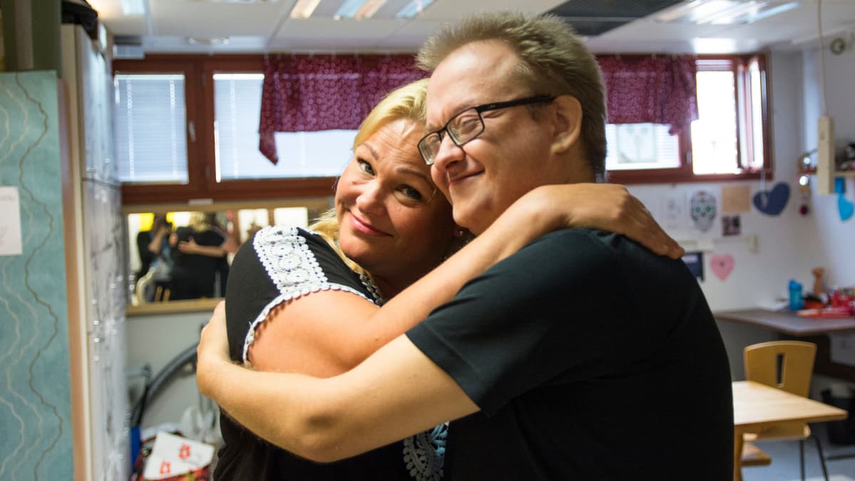 Jaana Vanhala halaa Timo Hassista Kulttuurityöpaja Marilynissä.
