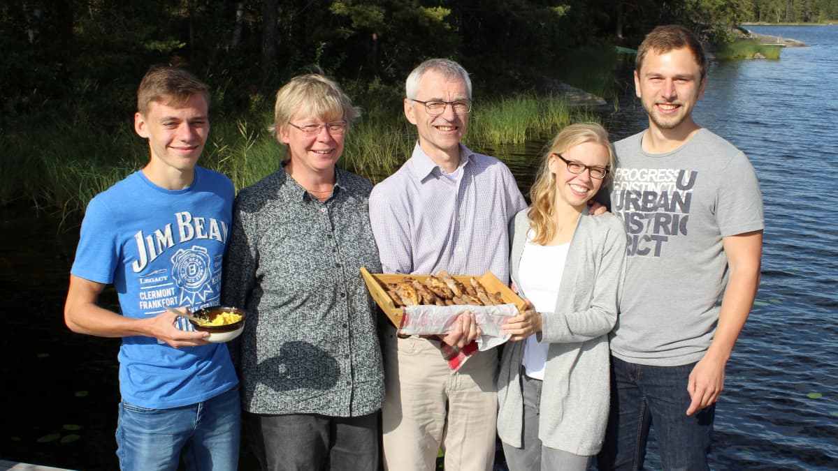 Saksalaisturistit näyttävät tyytyväisinä karjalanpiirakkapajassa leipomiaan piirakoita.