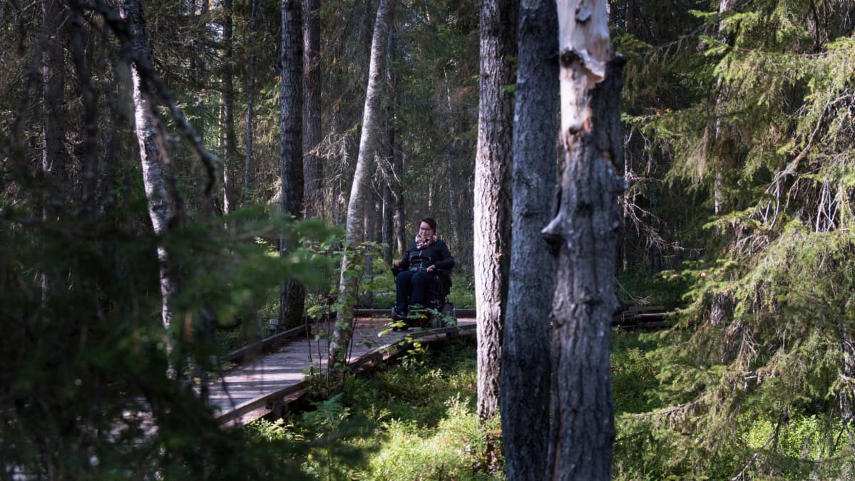 Rovaniemeläinen Minna Muukkonen kehuu kotikaupungista löytyvää Vaattunkikönkään luontopolkua, jonka esteetön reitti kulkee parin kilometrin matkan metsän keskellä.