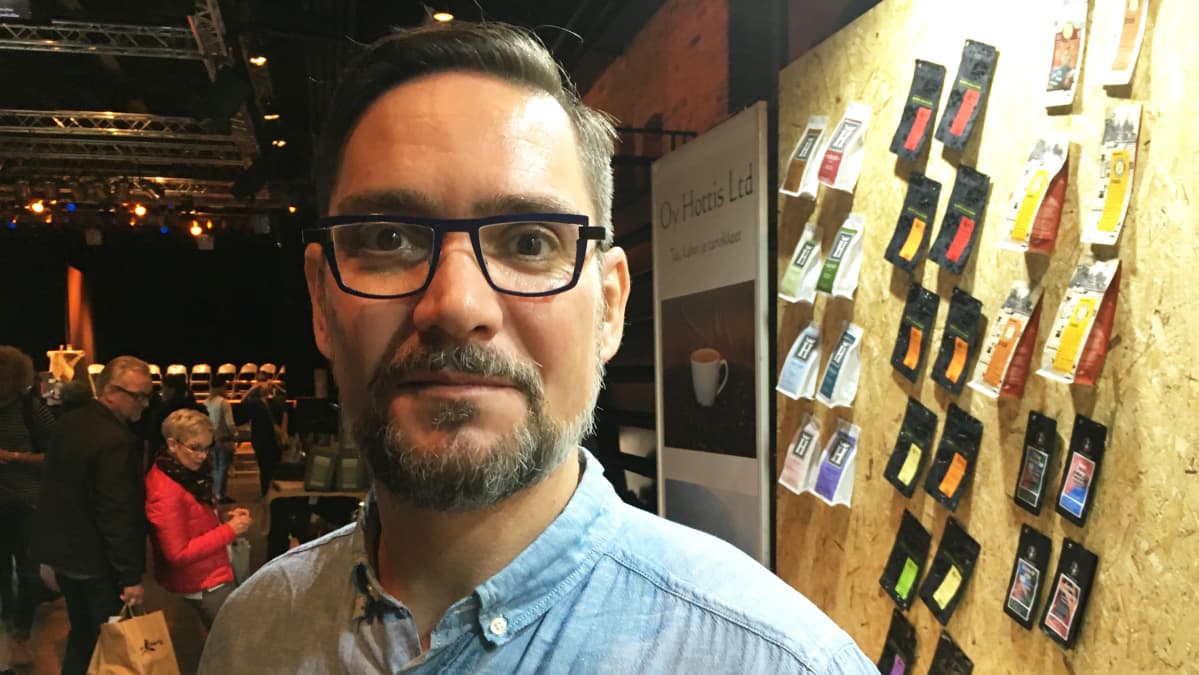 Kahvikauppias Jorgos Skaniakos pitää suomalaista kahvia hyvänä.