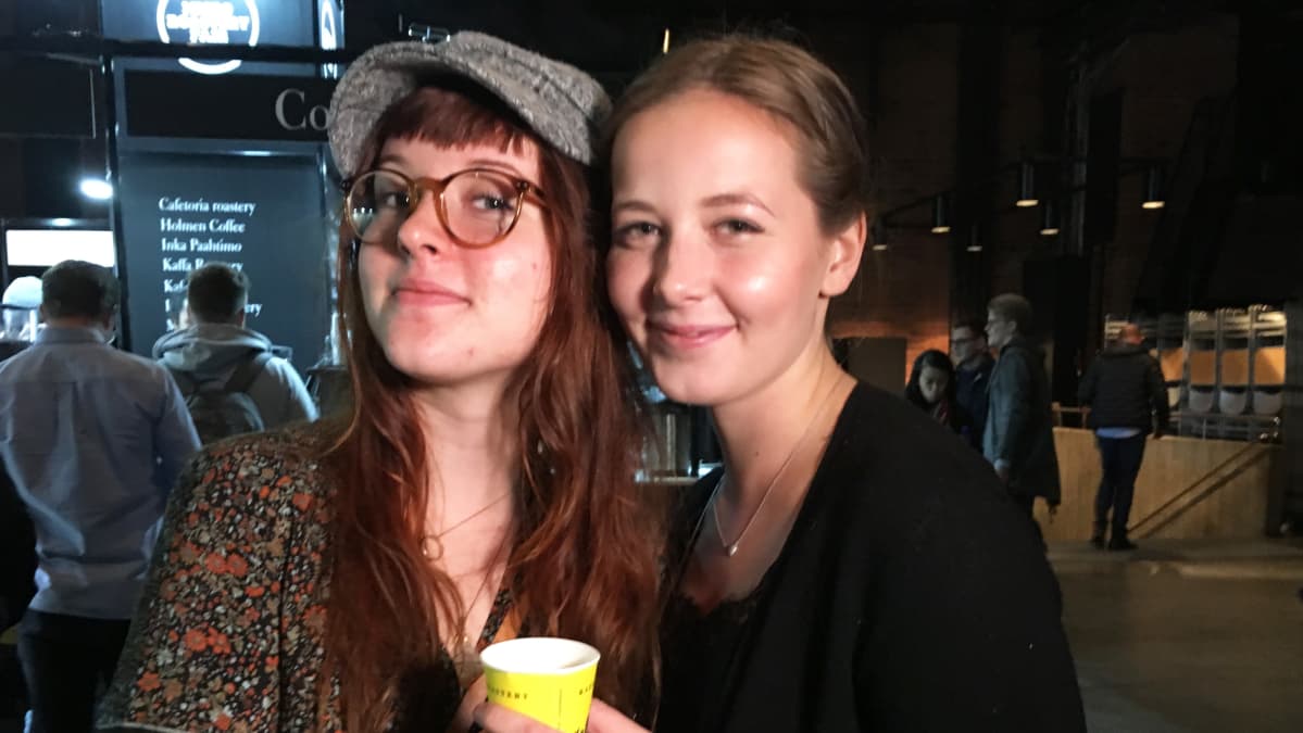 Tamperelaiset kahvilatyöntekijät Milja Hyörinen ja Sofia Auno tutustuivat pienpaahtimomessutarjontaan.