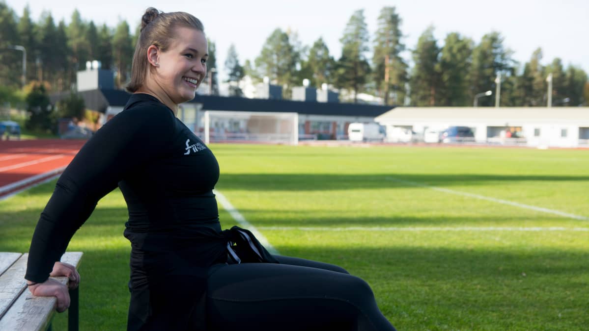 Liikunnanohjaaja Tanja Ihalainen ojentajapunnerrus urheilu treeni