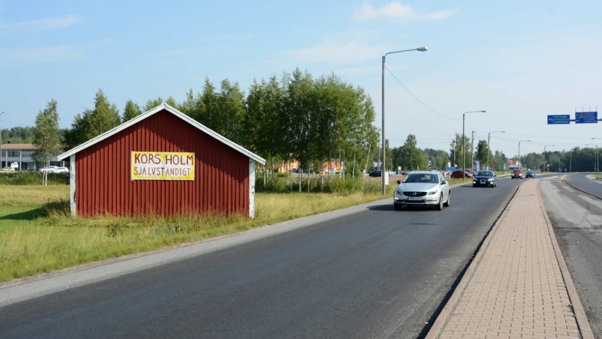 Korsholm självständigt -kyltti ladon seinässä.