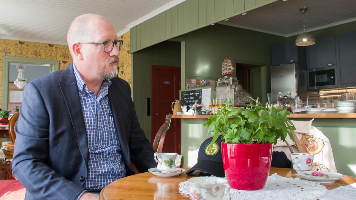 Raahen kultakaivoksen johtaja Joe Ranford istuu kahvilassa pöydän ääressä.