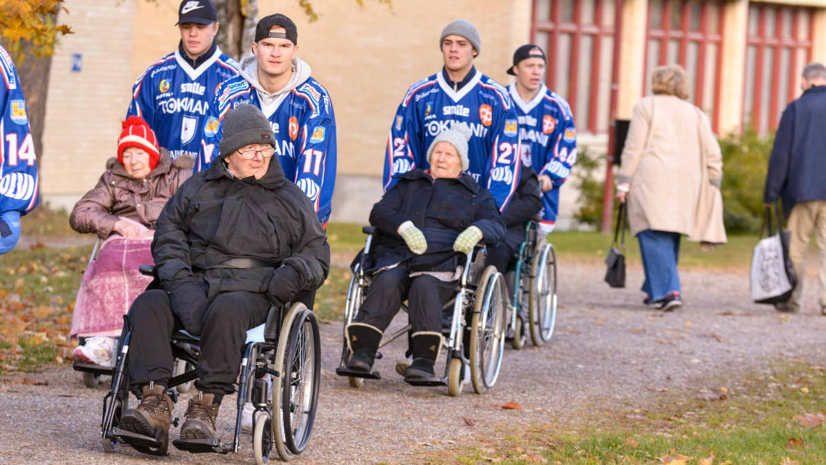Kajaanin hokki jääkiekkoilijat vanhainkoti vanhukset pyörätuoli ulkoilu
