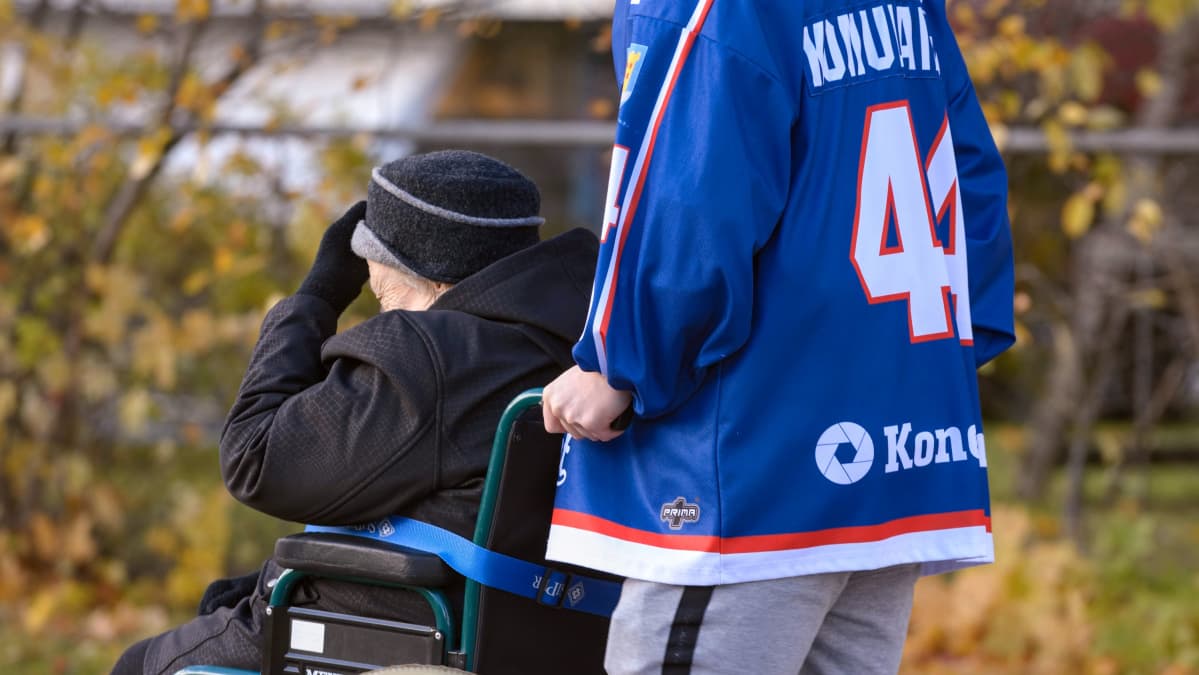 Vanhus pyörätuoli jääkiekkoilija ulkoilu yhdessäolo pyörätuoli