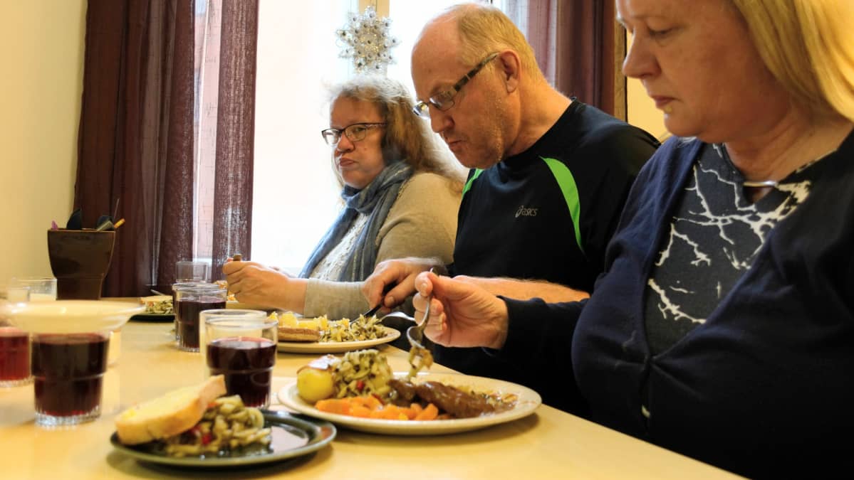 Ruokailijoita Kajaanin Päiväkeskuksessa.