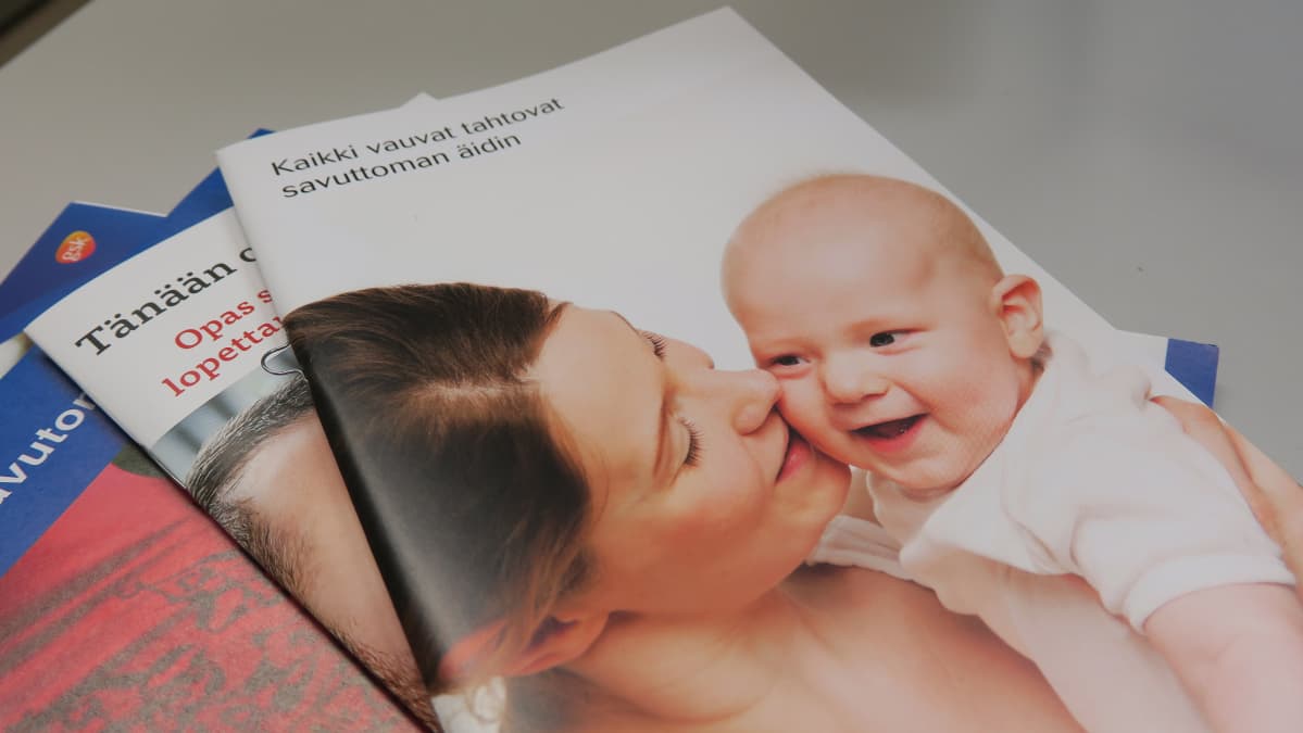 Tupakoinnin lopettamista käsittelevia esitteitä