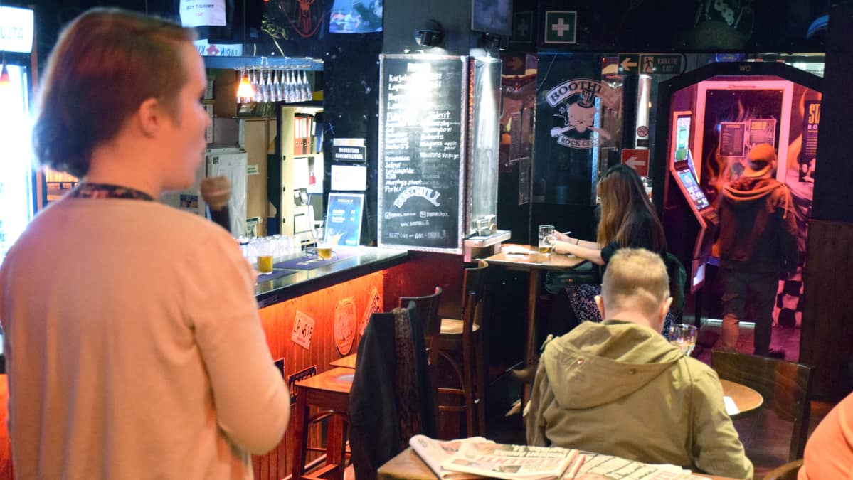 Koomikko Ida Akkila lavalla.