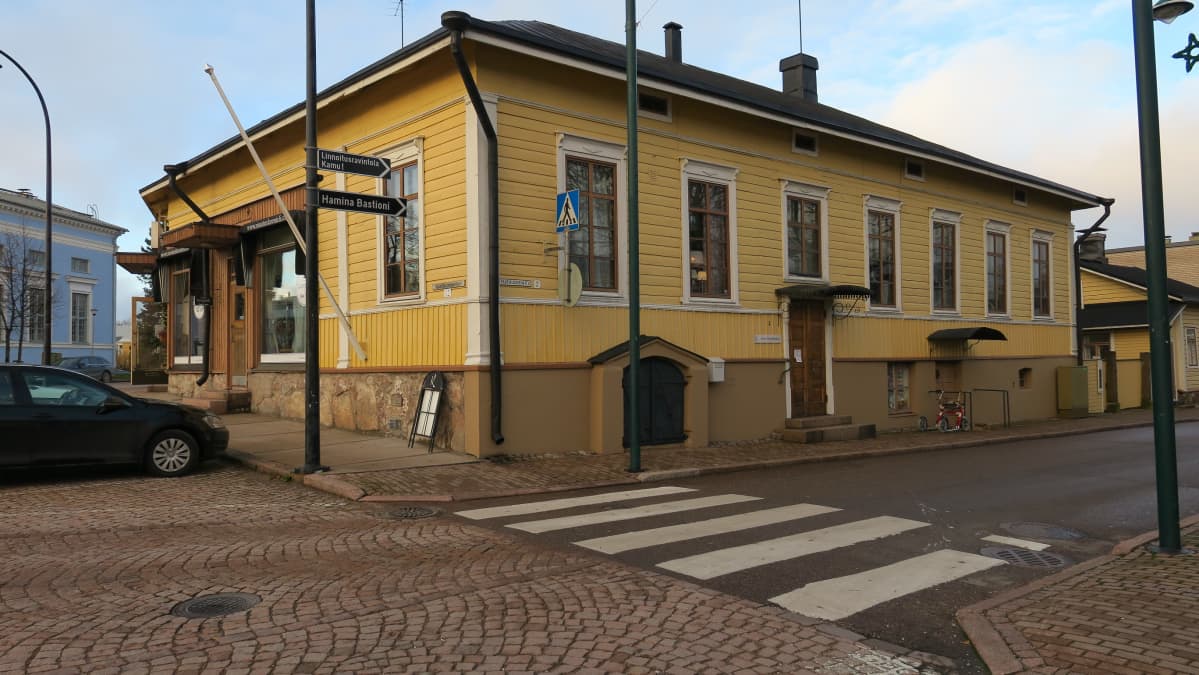 Korttilan kulma Haminan keskustassa.