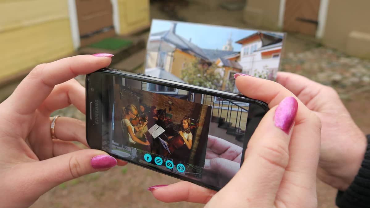 Hamina Tattoossa pääsi tutustumaan mobiilisovelluksella virtuaalisesti vanhojen talojen sisätiloihin.