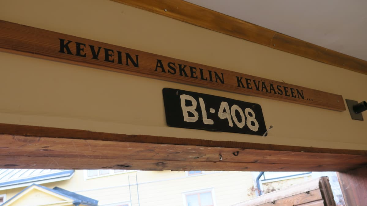 Korttilan kulman vanha kenkäkaupan mainos.