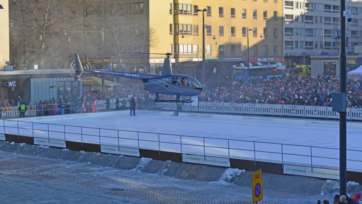 Helikopteri laskeutuu Lahden torille luistinradalle.