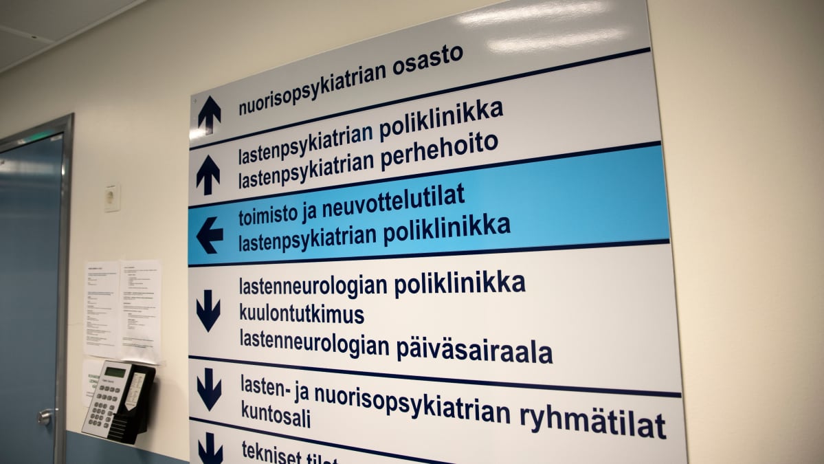 Lasten ja nuorten psykiatrian opaskyltti Keski-Suomen keskussairaalassa.