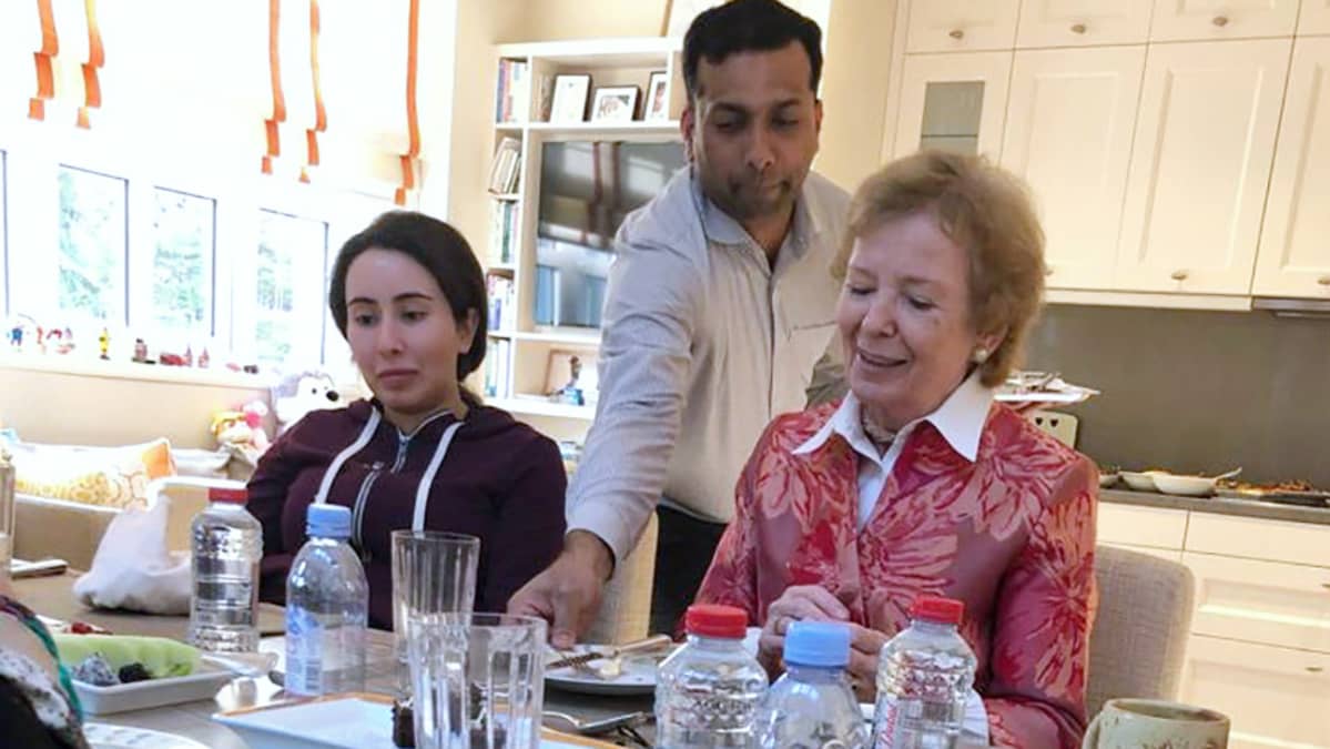Sheikha Latifa (vas.) ja Mary Robinson (oik.) Lafitan kotona Dubaissa.