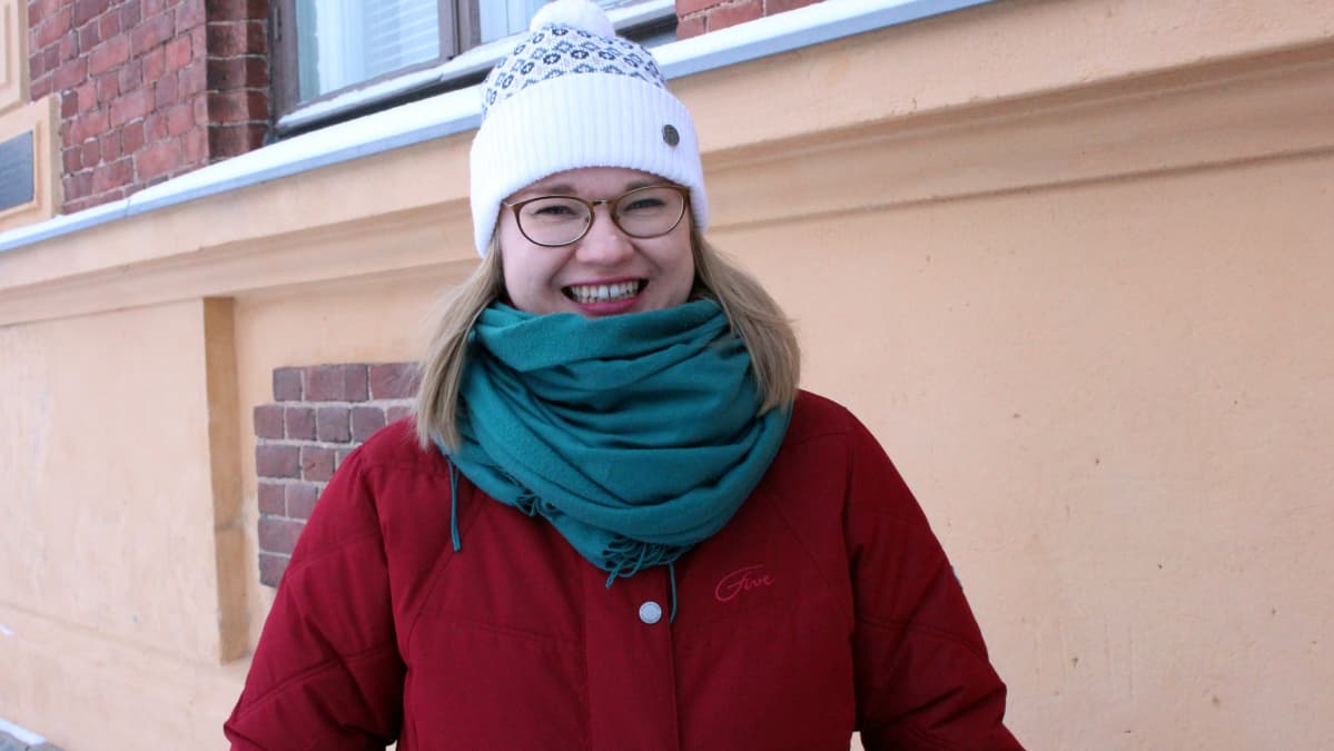 Annastiina Kallius poseeraa seinän vieressä.