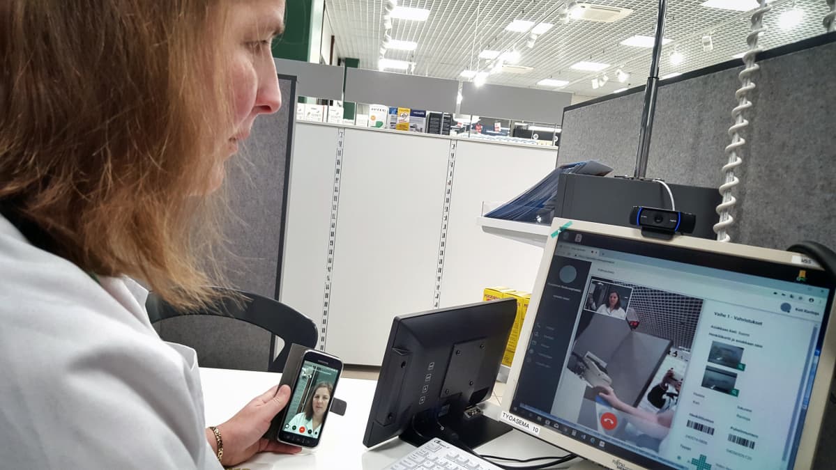 Apteekkari Kati Rantoja käynnistelee Remomedi oy:n toimittamaa Kuusamon Keskusapteekin videoapteekkia.