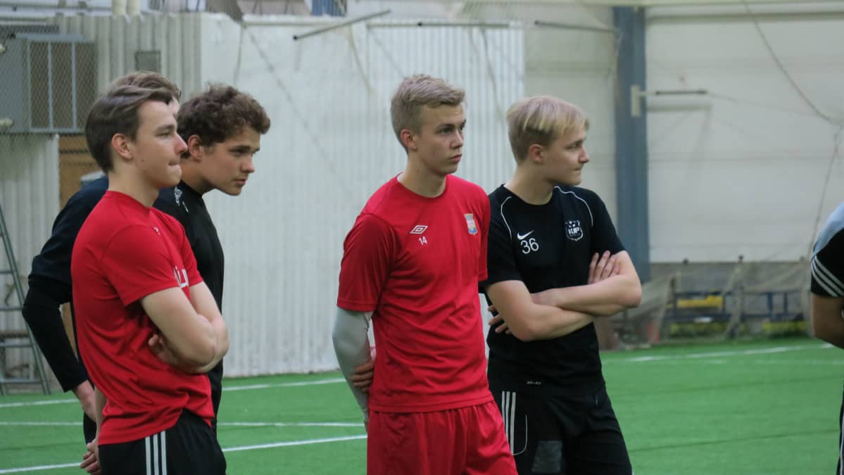 MyPa-pelaajia harjoituksia.
