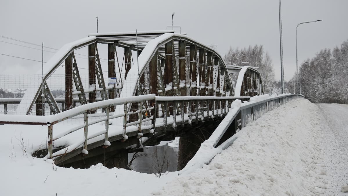 Hallan vanha rautatiesilta