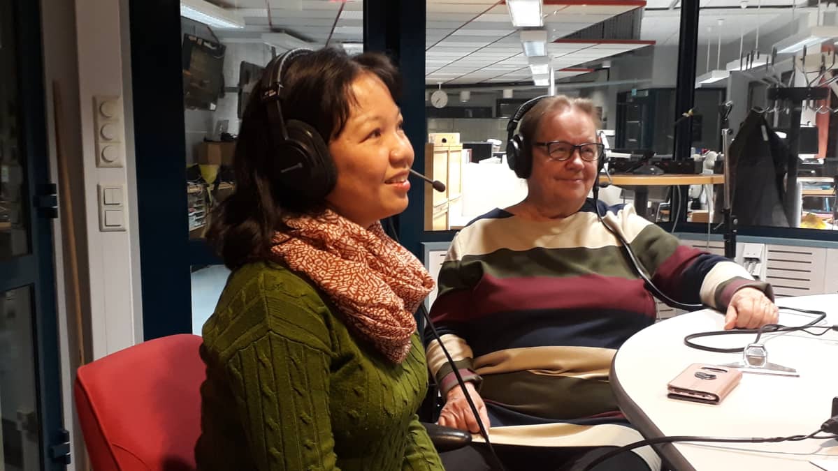 Suan Lallukka ja Helena Partanen Yle Mikkelin studiossa. Molemmilla on kuulokkeet päässään.