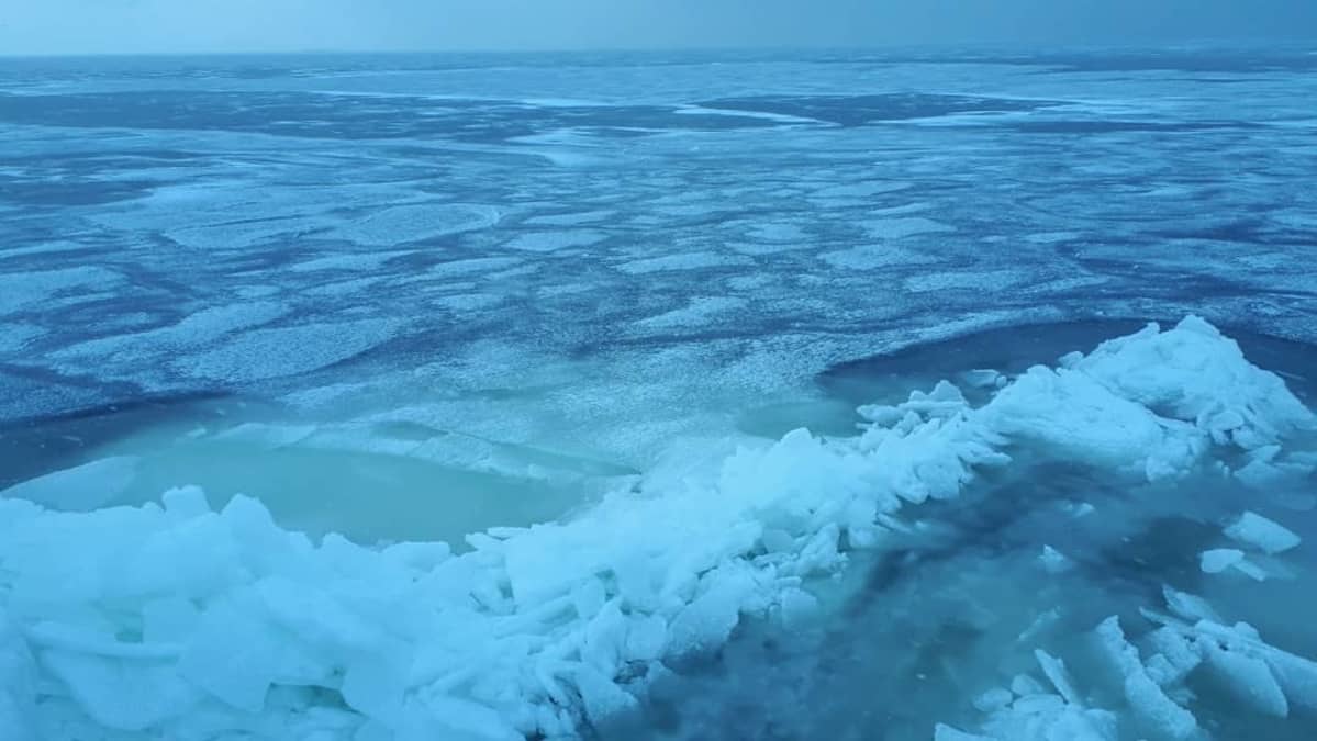 Jäätymisvaiheessa oleva meri tarjoaa monenlaisia muotoja ja värejä