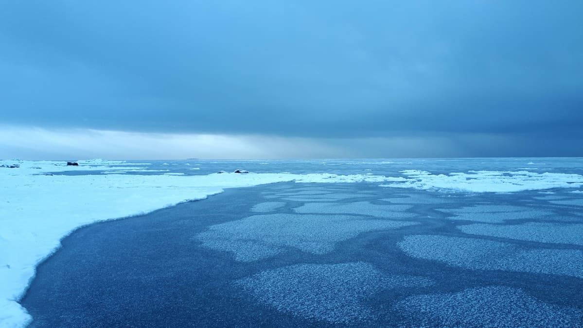 Aava ja värikäs jäälakeus hurmaa monet luonnossa liikkujat