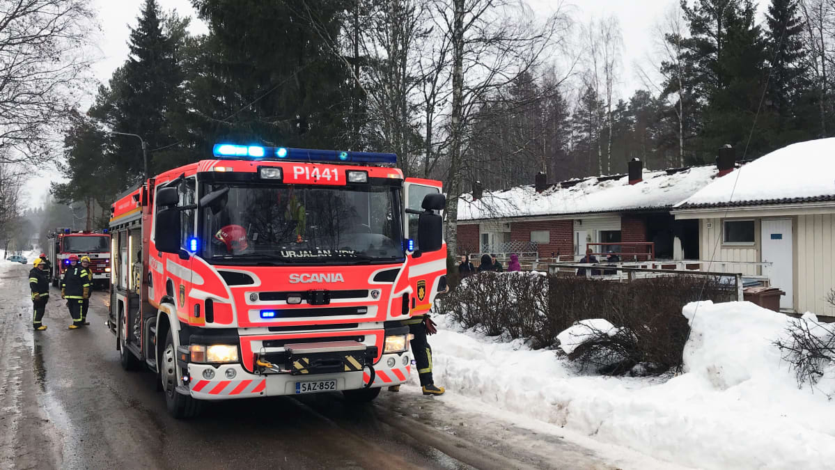 Paloauto palaneen rivitaloasunnon edustalla
