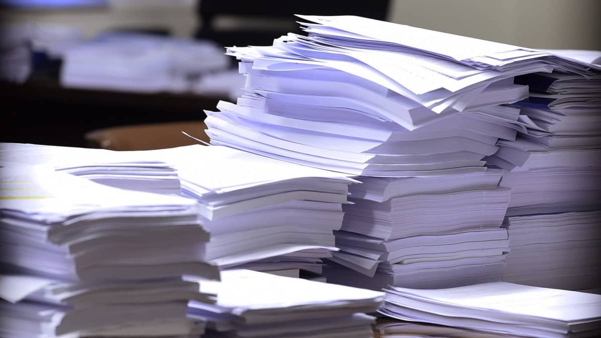 Paperipinoja eduskunnan perustuslakivaliokunnan kokouksessa Helsingissä 20. helmikuuta.