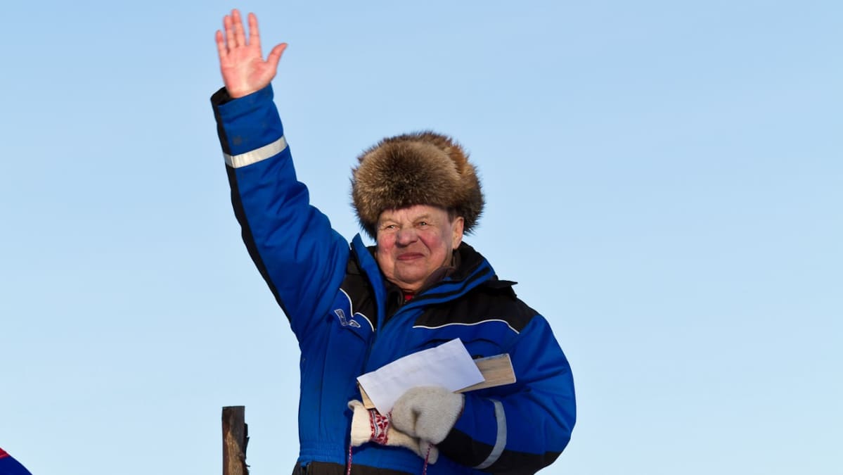 Antti Niilo Länsman palkintopallilla Luoston poro cup -osakilpailun yhteydessä vuonna 2012.