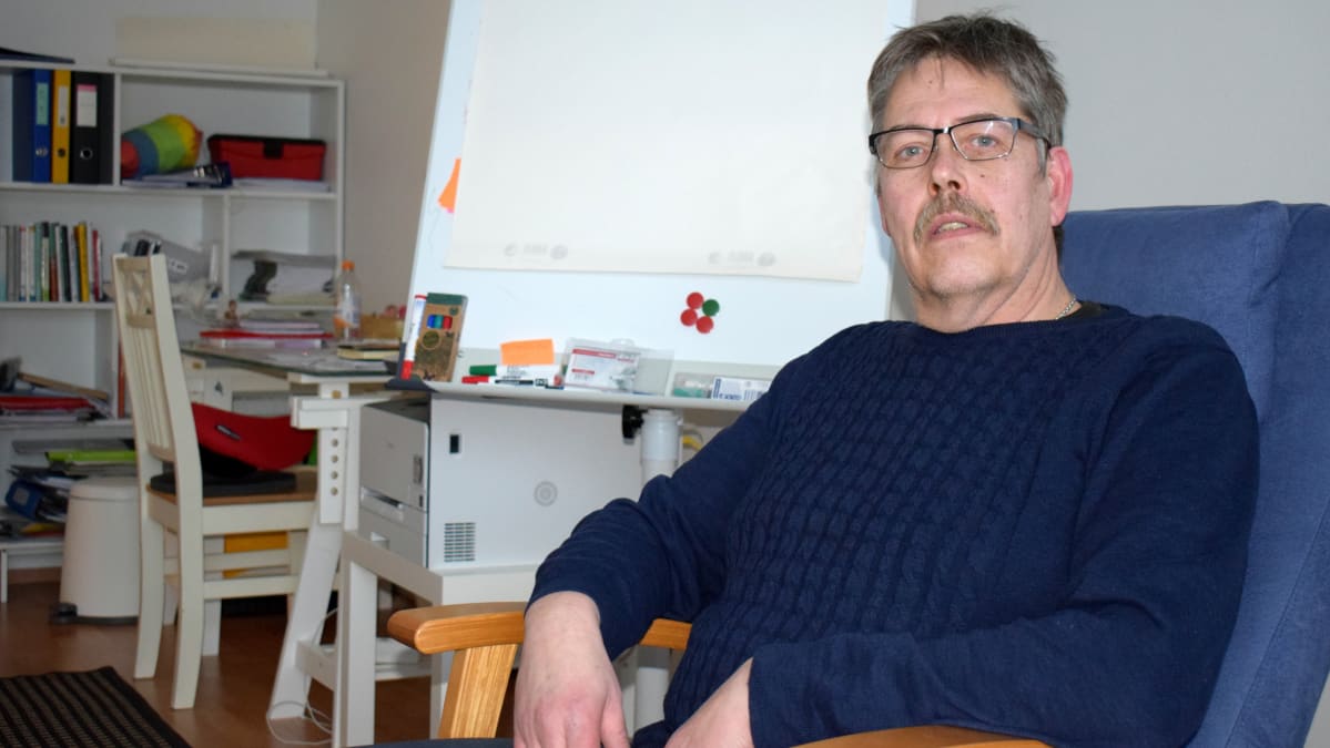 Pariterapeutti Pasi Sillanpää vastaanotollaan