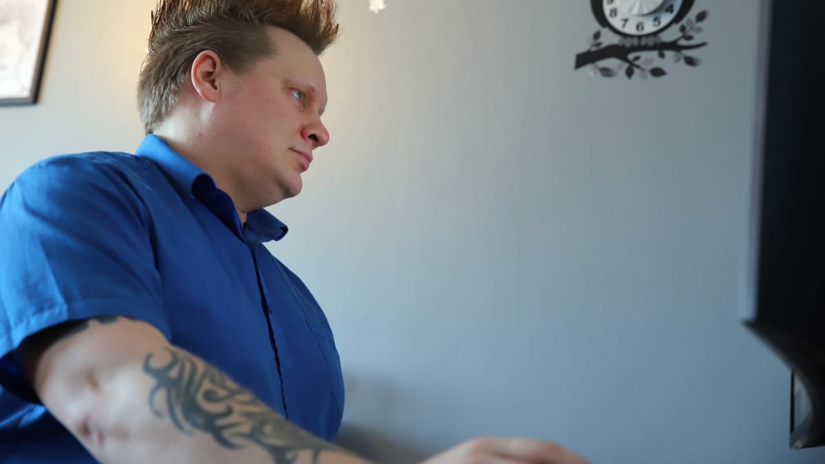 Kimmo Venäläinen katsomassa tietokoneen näyttöä.