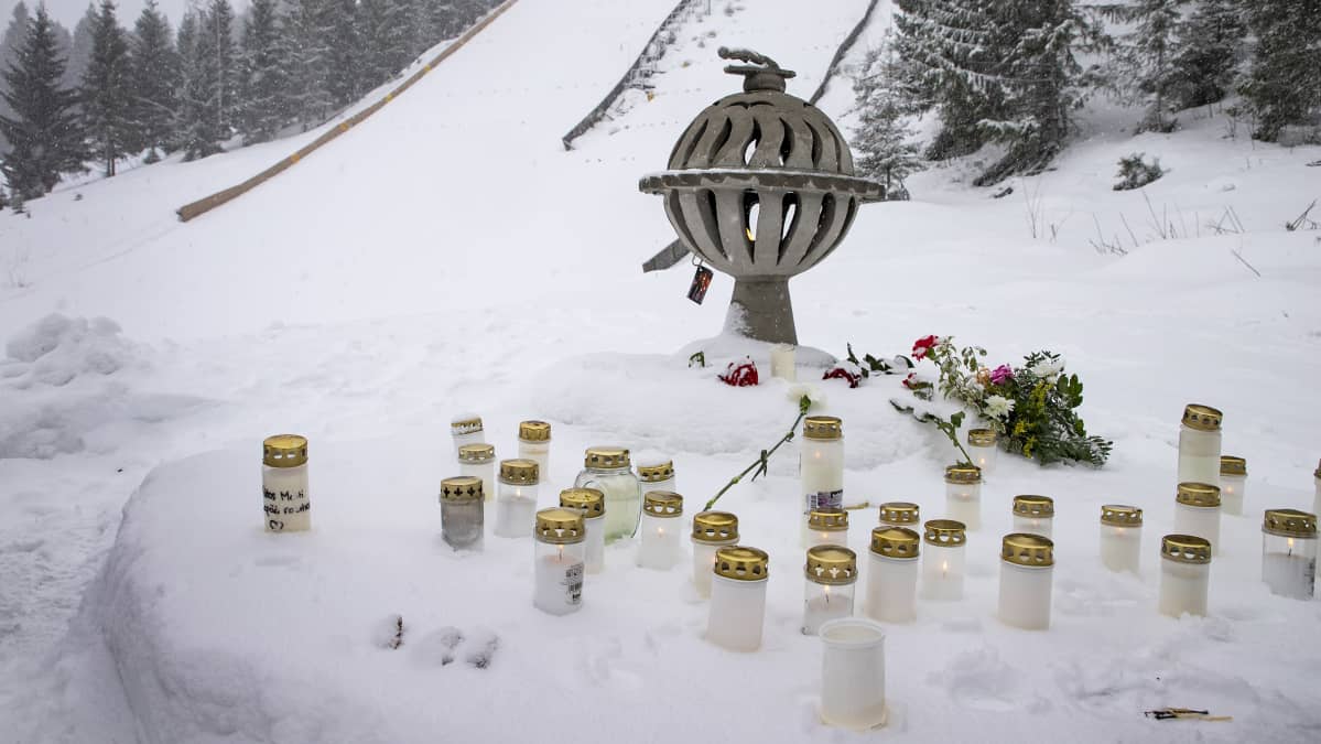 Kynttilät palavat Laajavuoressa.