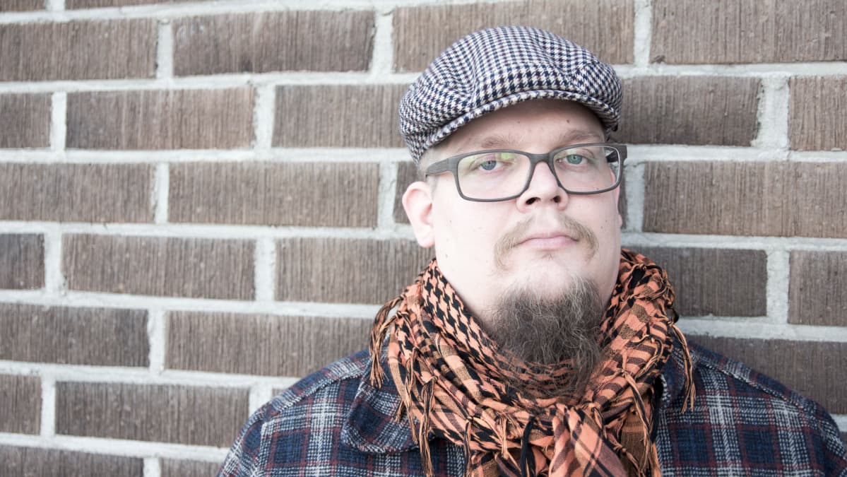 Markku Karjalainen katsoo suoraa kameraan