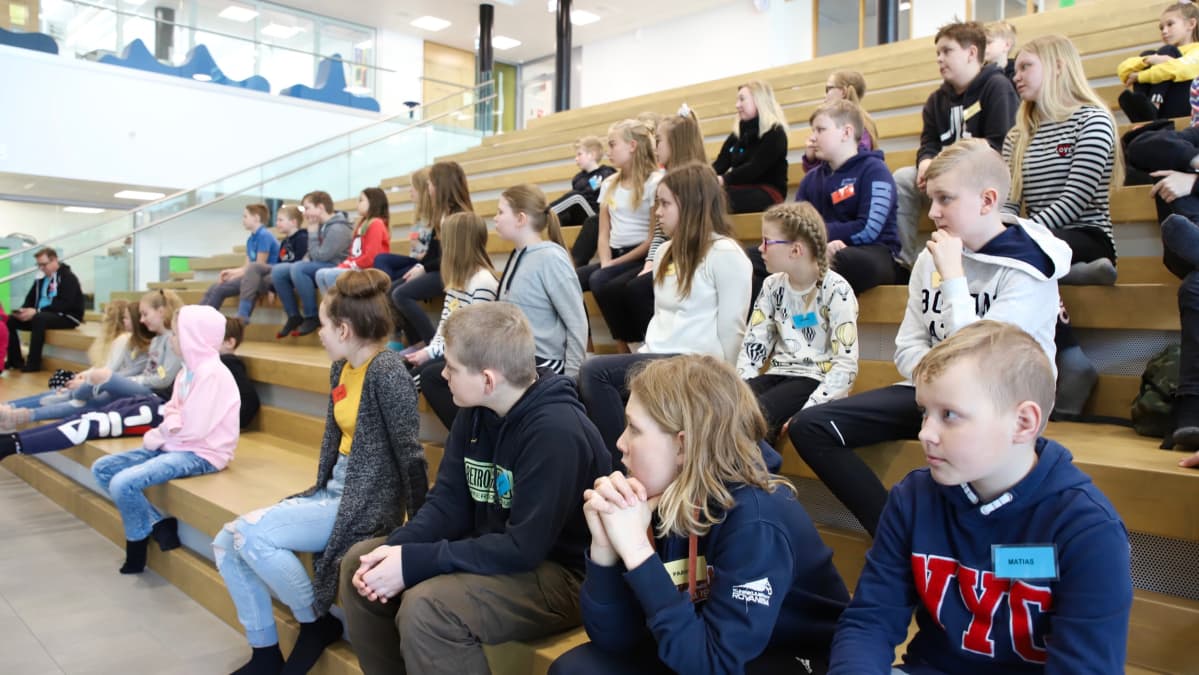 Mikkelin kaupungin lasten parlamentti istuu kokouksessa.