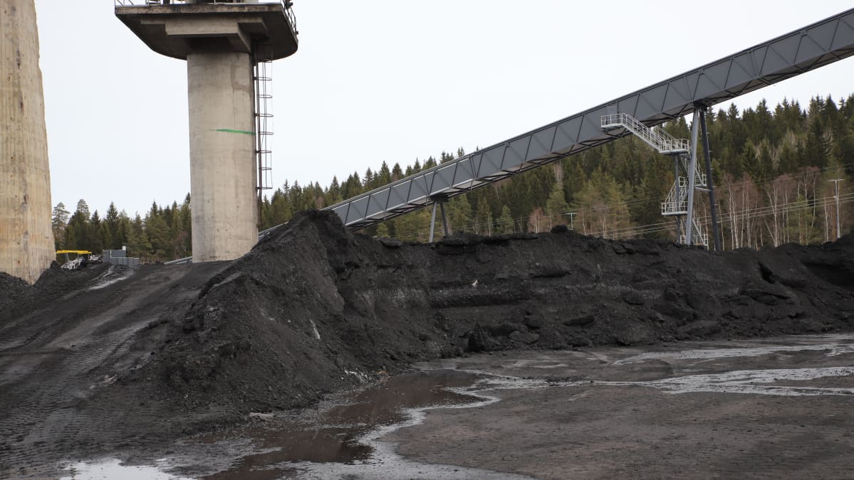 Lahti Energian Kymijärven voimalaitosten pihassa kivihiilikasa väistyy muiden polttoaineiden tieltä
