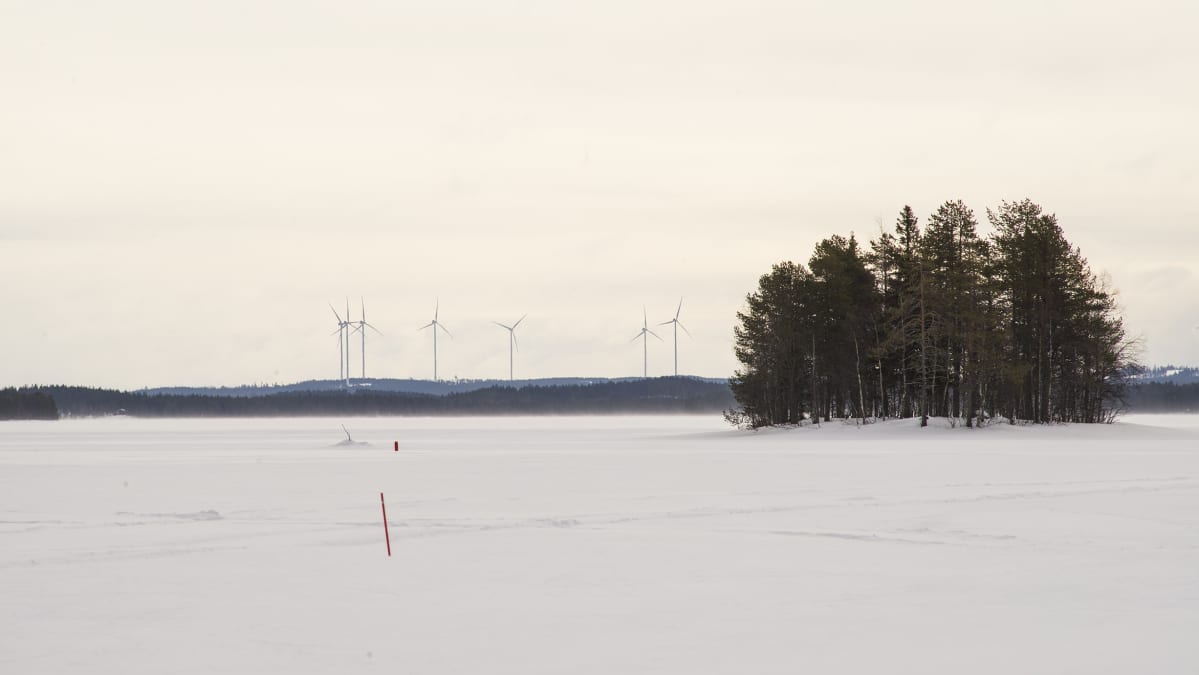Tuulivoimala, 7 myllyä Saukkovaarassa Posion ja Kuusamon rajalla Himmerkistä katsottuna. Etäisyys 23 kilometriä.