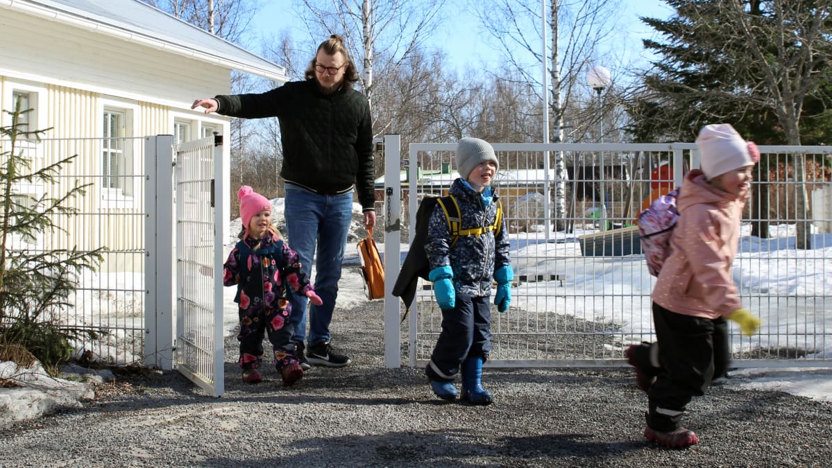 Jaakko Palmunen tulee kolmena lapsen kanssa päiväkodin portista kadulle.
