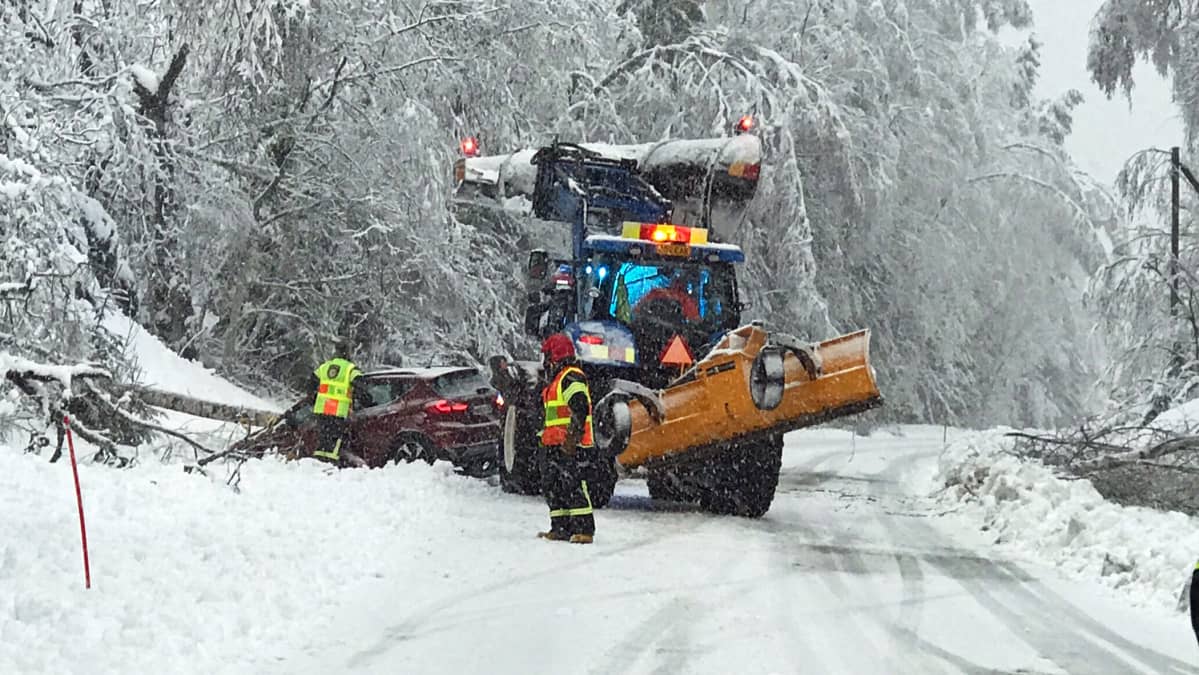 Ulosajanutta autoa kiskotaan tielle.