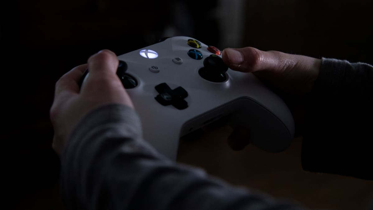Xbox pelikonsolin ohjain lapsen kädessä