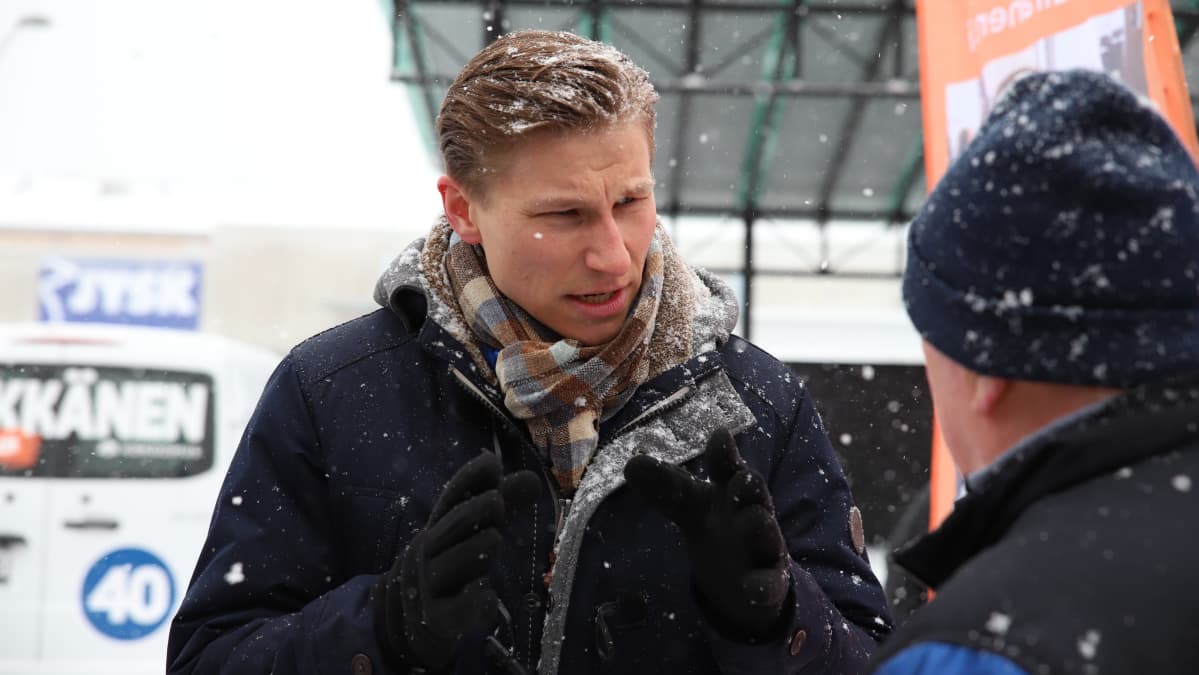 Antti Häkkänen tapaamassa äänestäjiä Pieksämäen torilla