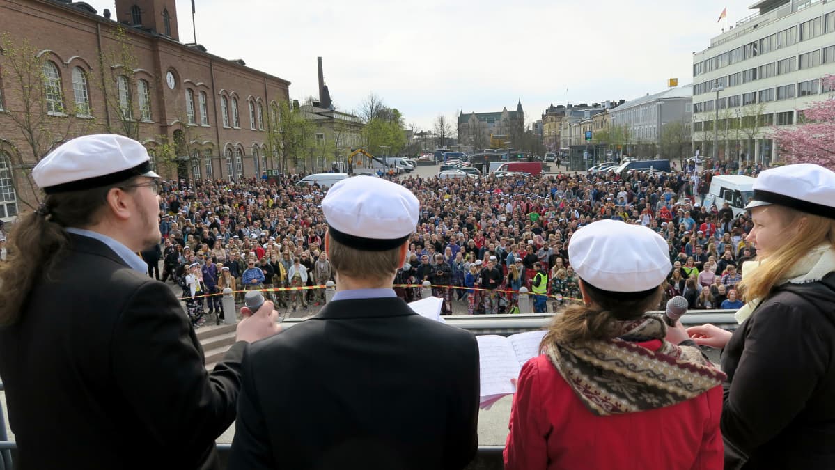 Kuoro esiintyy opiskelijavalatilaisuudessa Tampereella